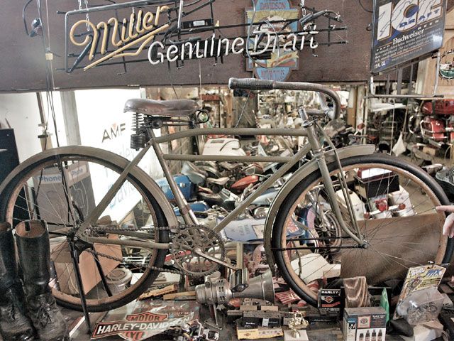 0708_hrbp_09_z+dave_eady_museum_garage+harley_davidson.jpg
