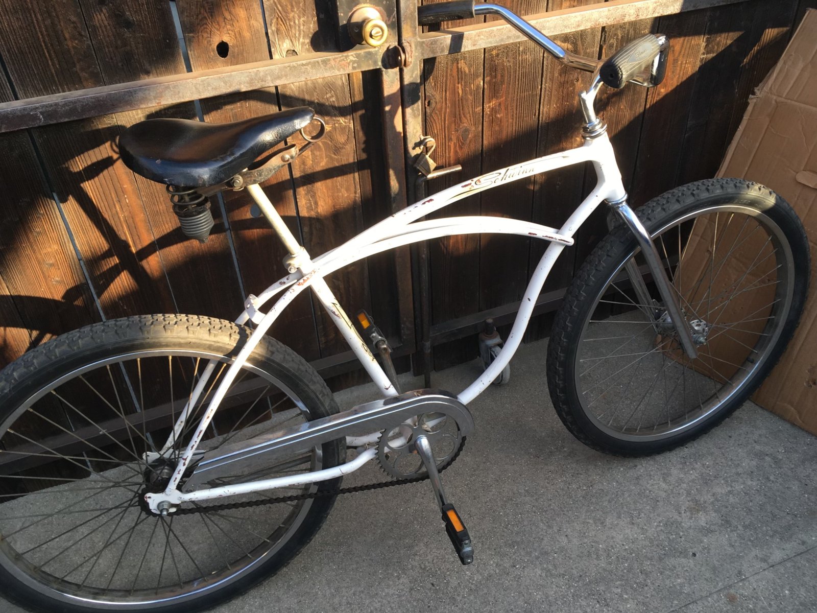 White schwinn store cruiser bike