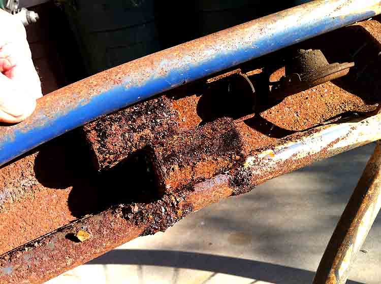 1940 BFG Schwinn DX Crusty inside tank batteries.jpg