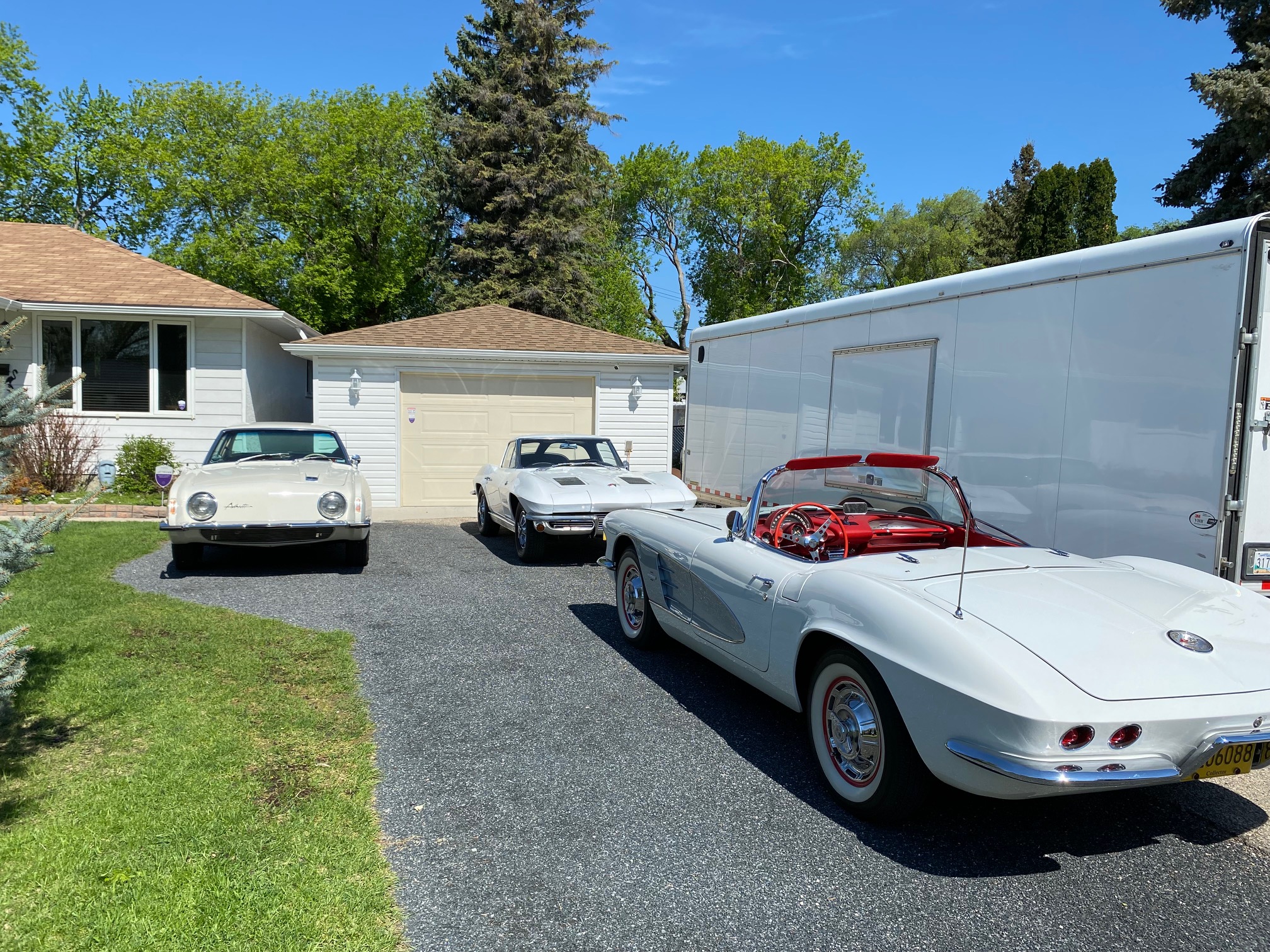 Vetts  and Avanti driveway.jpg