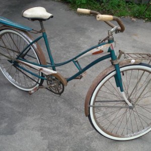 Late '50s, early '60s J.C.Higgens bike. 
Completely original (except tires), even the horn works. 
Got this for cleaning out another neighbor lady's